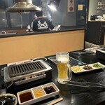 焼肉 一 - 奥の掘り炬燵からの内観