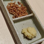銀座 篝 - 薬味(フライドオニオン、生姜)
