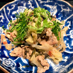 宵ノねこ - おばんざいお肉料理（三元豚とキャベツの梅昆布炒め）
