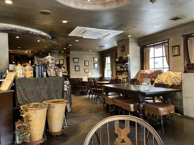 HAMPTON COURT photo 4