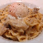 ワイン食堂 ciao!! - 自家製パンチェッタとカルボナーラ　温玉載せ
