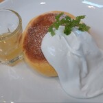 たまごとこなと - プレーンパンケーキ　バターソース+生クリーム