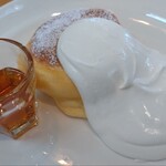 たまごとこなと - プレーンパンケーキ　メープル+生クリーム