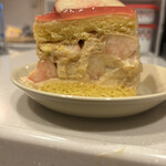 パティスリー リョーコ - ん？美しくない…。桃が溢れるほど入っていることだけ伝わればいいんだもんね！