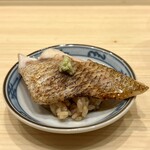 鮨 浜はち - 炙りノドグロ（赤酢シャリで）