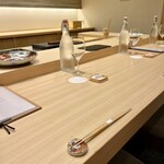 鮨 浜はち - 右隣りではペアリングセットがコースで進む