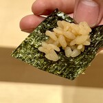 鮨 浜はち - 先ずは焼き海苔赤酢シャリのせ