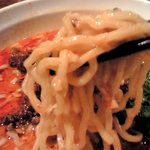 虎穴 - 麺は縮れ麺