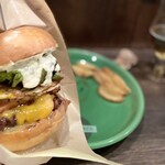 THE GRABBER hamburger pub - パイナップルベーコンチーズバーガー＋エッグ