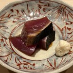 すし 開 - 三陸のカツオを藁焼きし、山ワサビとエシャロットを混ぜたもので。