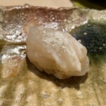 すし 開 - 昆布〆にして炙った白エビ