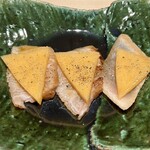 すし 開 - 噴火湾産の燻製にしたメカジキをメロンと一緒に