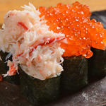 Erakokyuu - てんこ盛りカニイクラ寿司 