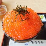 知床食堂 - いくら丼［2,400円］、大盛［300円］
