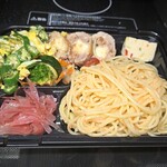 キッチン ブルー グローブ - それに他店の明太子パスタ、オクラのオムレツと共に