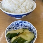 江ちゃんラーメン - 今日も胡瓜が美味い♪