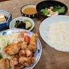 千里十里 - とりから定食(税込1,000円)
①鶏唐揚げ【6個】、萵苣&蕃茄(トマト)&ブロッコリー&ポテトサラダ②玉子豆腐③白ご飯④お吸い物⑤お漬け物
お吸い物の味わいが優しい旨みのあるものでした