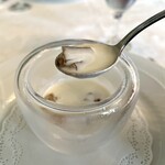 マダム・トキ - ⚫︎ヴィッシソワースと甘エビのタルタル
      ポテトとポワロネギのヴァッジソワーズ。コンソメのジュレ、甘エビのタルタルがアクセントになっています。