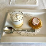 マダム・トキ - ⚫︎ アミューズブッシュ
                                ・左：プリン（クリームチーズ）
                                ・右：パンケーキ（マスとラディッシュ）