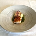 マダム・トキ - ⚫︎焼き上げたイサキに香ばしい桜エビを鱗のように巻き付けた香ばしい食感と香りと旨み、フランにしたホタテ、蛤の磯の香りと旨み、青さの香りが別々でも、一つでも食べて美味しい。