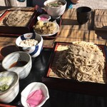 六合 野のや - （奥）きのこ三昧蕎麦天ぷら付き／（手前）もりそば＋まいたけご飯