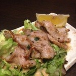 Wagyu Ugyuu Tan Jidori Kakeru Koshitsu Kakuryuu - 黒豚トントロねぎ塩焼き