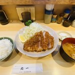 丸一 - 定食にはご飯、豚汁、お新香（糠漬け）が付きます。
