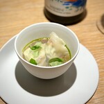 マンサルヴァ - これ、素晴らしい！
      そのキャリアにスペインにもルーツがある、髙橋シェフらしい一皿。
      ムール貝とリコッタを詰めたラビオリを、ガスパチョでいただく。なんと最高なことか♪