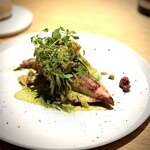 マンサルヴァ - メイン級のボリューム感ですが、温前菜（笑）。
      白子を持つ冬と異なり、身自体が美味しい夏鱈のすり身を詰めたヤリ烏賊は、とても柔らかく美味！