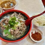 スンアーニャンチャオジャオニウロウ - 牛肉野菜薬膳スープ（ライス付き）　1050円