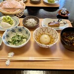 あさば - 朝食 キャベツと大葉の浅漬け 大根ぬか漬け しらす 生麩田楽 クレソンの胡麻和え 新たまねぎの含め煮 しじみの味噌汁