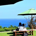 海のイスキア - 海の向こうには久高島が。