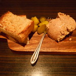 BARU 竹末 - 絶滅種を復元した天草大王のレバパテ。チョコレートアイスのような塊がレバパテで、鶏レバーのまったりとした味わいと自家製のパンのコンビネーションが絶妙。