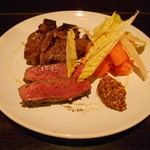 BARU 竹末 - 子羊の骨付ロースのグリル。マスターいわく子羊のもっとも贅沢な部分、Tボーンステーキ。これがとっても柔らかくて、オリーブオイルとマスタードが素材の味を引き立てて美味。