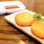 やきとり 三鈴 - カマンベールチーズと、おもちの相性抜群！特製だれでお召しあがりください。チーズもちです。