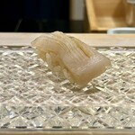 鮨 なんば - 平貝　飾り包丁で舎利と一体化