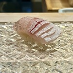 鮨 なんば - 春子鯛　なんばさんの春子鯛は絶品！　柔らかく握られ甘み溢れる
