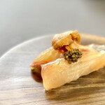 プレゼンテ スギ - 杉寿司TYPE-S。漬けのシマアジの握り寿司、その上には雲丹とキャビア。キャビアは「N25」が使われています。ここでしか味わえない贅沢な一品。