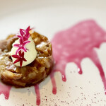 プレゼンテ スギ - 初めていただくキョンのコンフィ。鮮やかな色のソースは紫キャベツの発酵エキス。シェフオリジナルのマヨネーズソースも抜群にマッチしています。