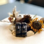 プレゼンテ スギ - 『食べられなそうで食べられる』モアイ像のフィナンシェ。