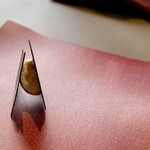 プレゼンテ スギ - プレスされたココアの煎餅でサンドされています。