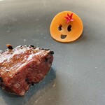 プレゼンテ スギ - High＆Lowステーキ。高級ウイスキー山崎12年で香り付けしたもの。BBQのようなワイルドな旨味に溢れるお肉料理！笑顔の人参にもほっこり♡