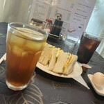 オーシャン - アイスレモンティー、アイスコーヒーとモーニングサービス（サンドイッチ）