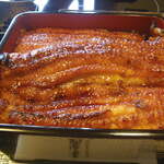 炭火焼うな栄 - ふっくらとして艶のある焼き上がり