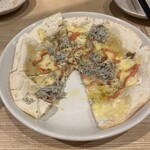 居酒屋 なごみ - シラス明太子ピザ。シンプルだけど塩味がハイボールに！