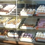 Mister Donut - 店員さんが取ってくれるタイプの店です。