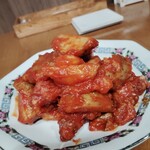 居酒屋 いっとく - ヤムニョムチキン　７８０円　ハイボール　レモンサワーと一緒に！