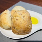 ダイニング 流 - パンは３種類　プチパン・ライ麦パン・フォカッチャ