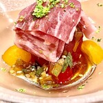 ごう - 静岡の和牛を薄く引いて出汁に漬けたアメーラトマトの上に乗せてあります　湯通ししてから冷やすと赤みが戻るって知らなかった