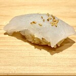 鮓樹 - 握りは酒肴と同じく煽り烏賊から　ねっとりと甘く濃厚なのに歯切れが良いです